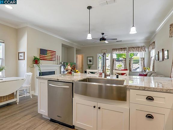 4th image of 118 Center Ct