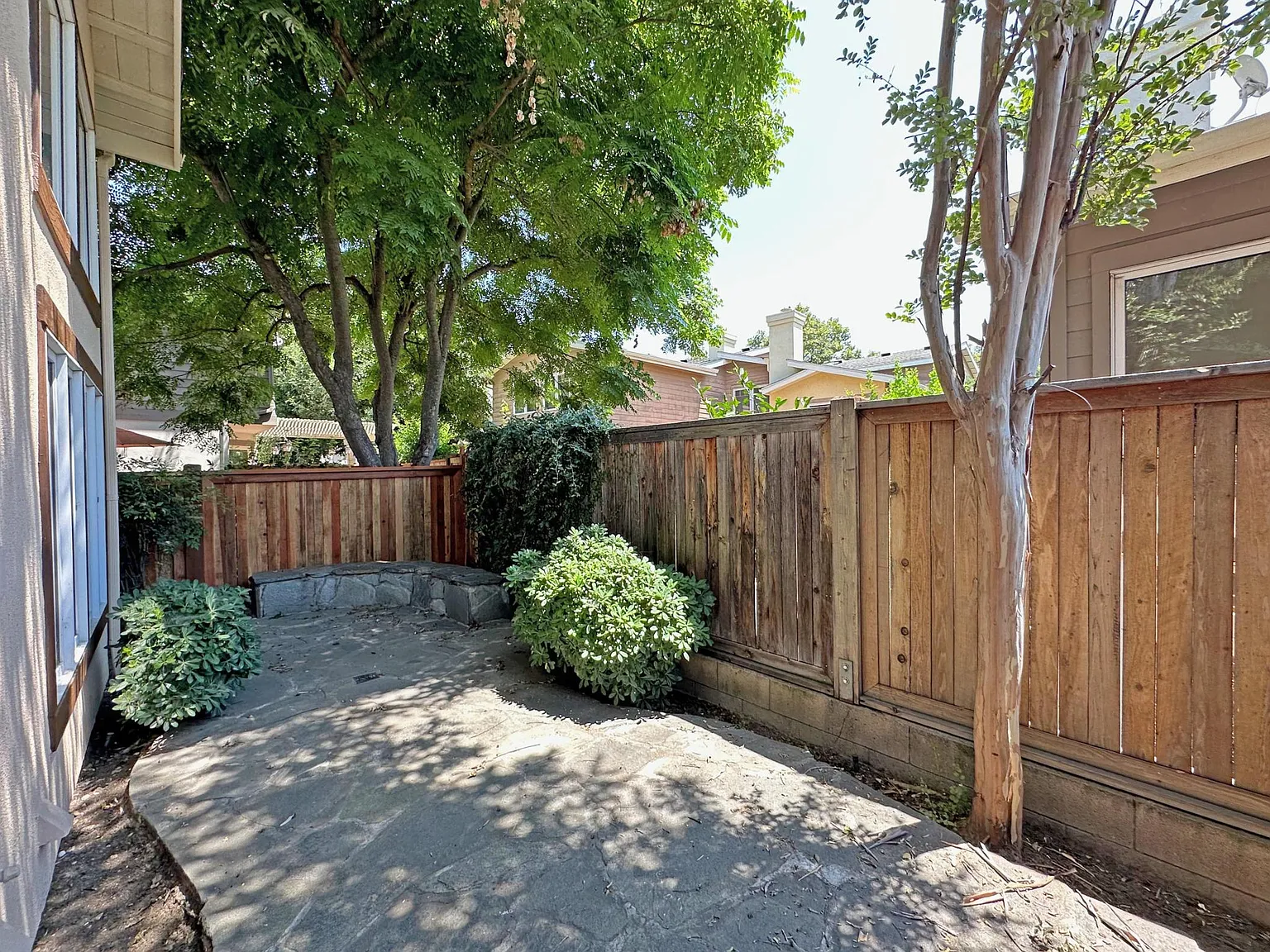 3 bed, 2.5 bath, 1660 sqft, $4,600 — Photo 2