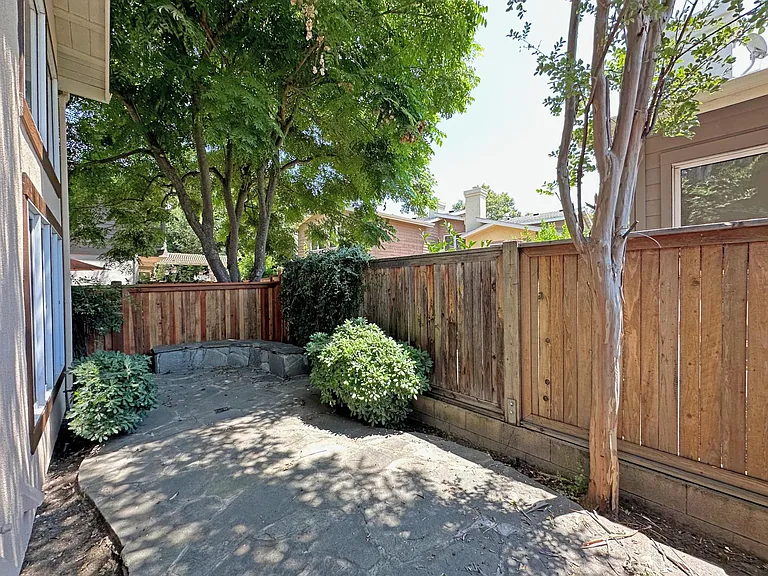 1074 Rocton Dr — Photo 2