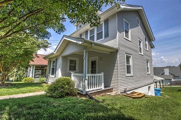 3 bed, 1.5 bath, 1591 sqft, $1,950 — Photo 2