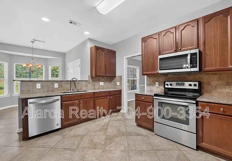 2041 White Cedar Ln — Photo 3