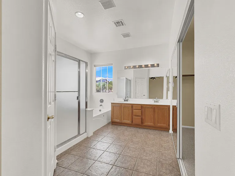 #GuardianRealty 224 Emerlad Vista Way Summerlin Rental Home primary bathroom _08142025