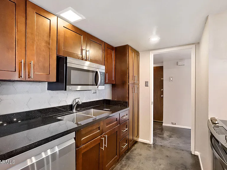 207 W Clarendon Ave #F10 — Photo 5