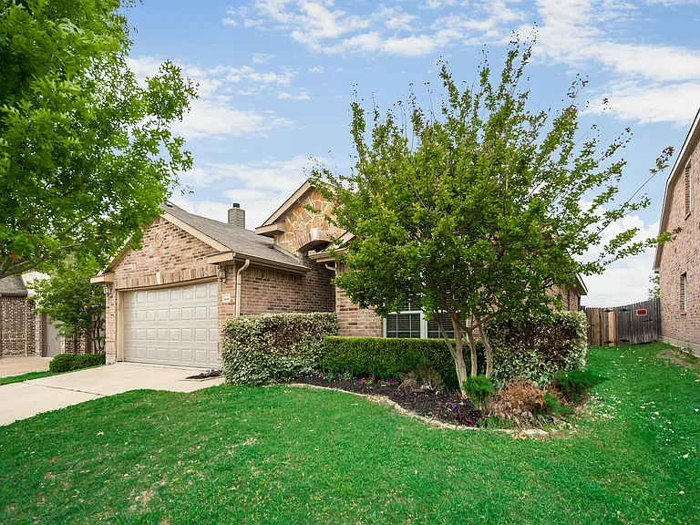 2116 Hartley Dr — Photo 2