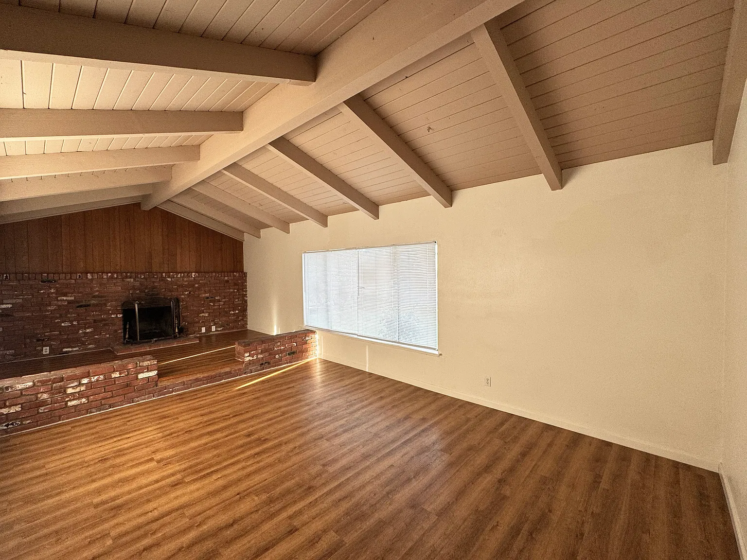 4 bed, 1715 sqft, $4,350 — Photo 3