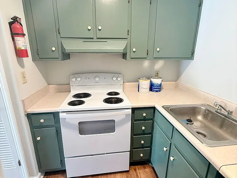 284 Bloomfield St — Photo 8