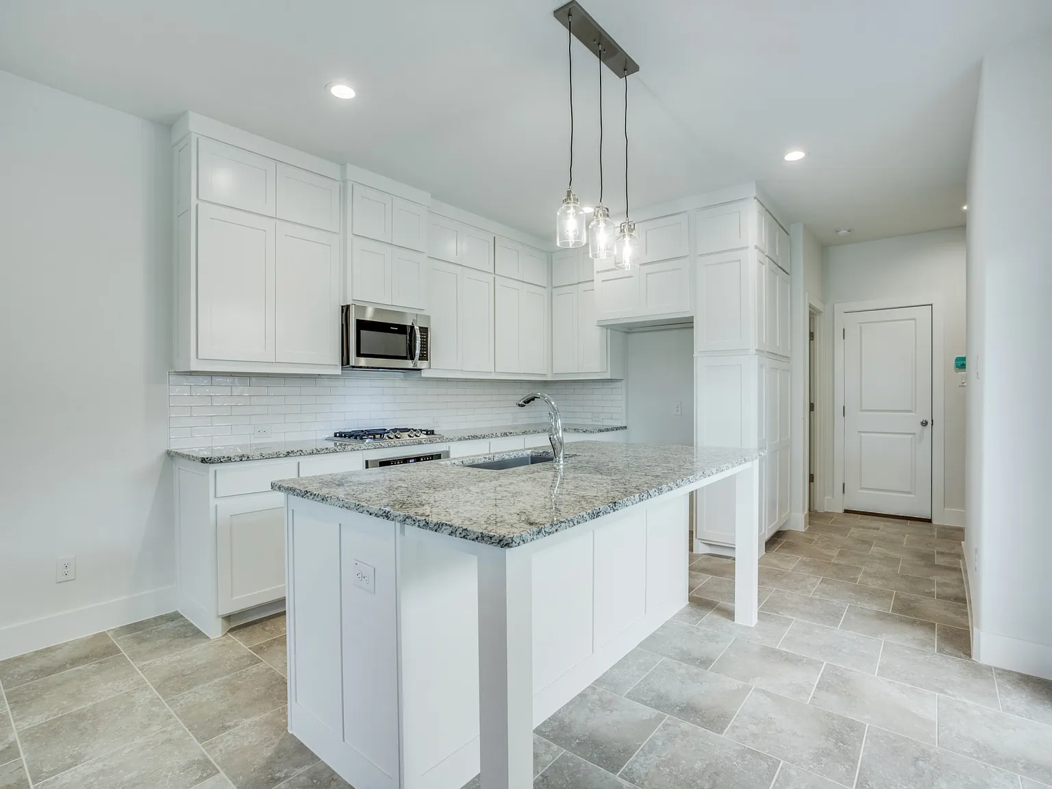 3 bed, 2.5 bath, 1967 sqft, $2,150 — Photo 2