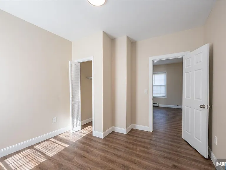 238 Van Ave — Photo 31