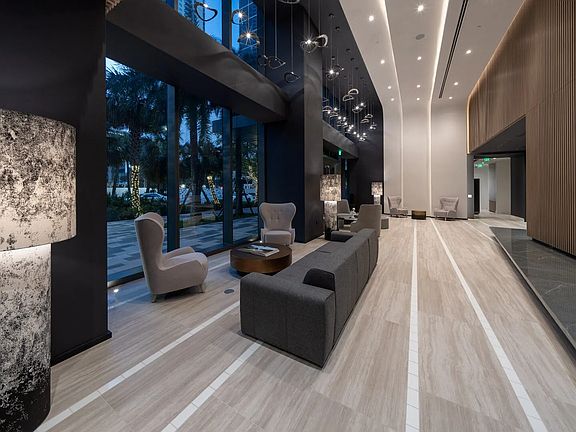 4th image of 600 NE 1st Ave #718