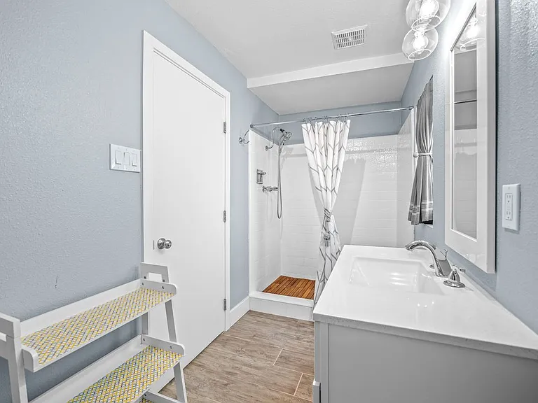 7432 Dumosa Ave #1/2 — Photo 8