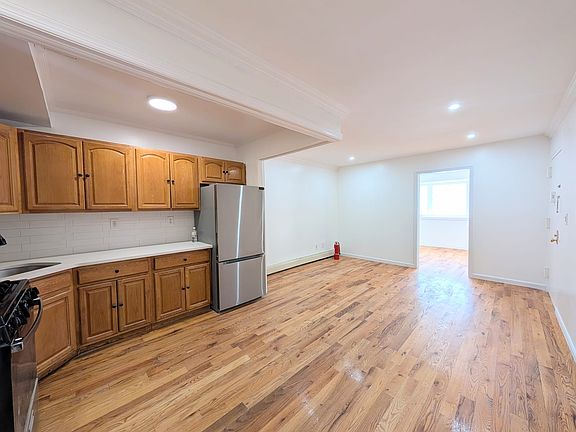 3rd image of 93 E 57th St APT 1