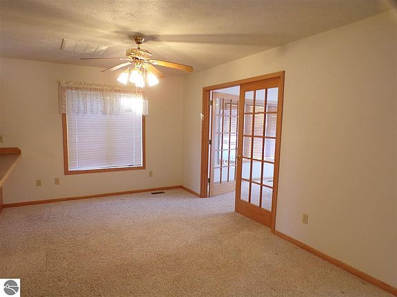 4th image of 131 W North St #9