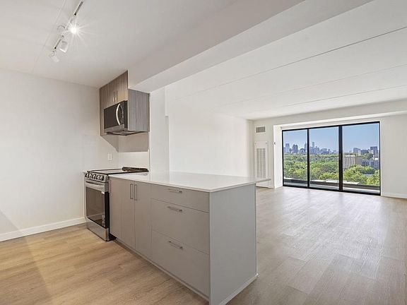 2nd image of 2460 Peachtree Rd NE #1412