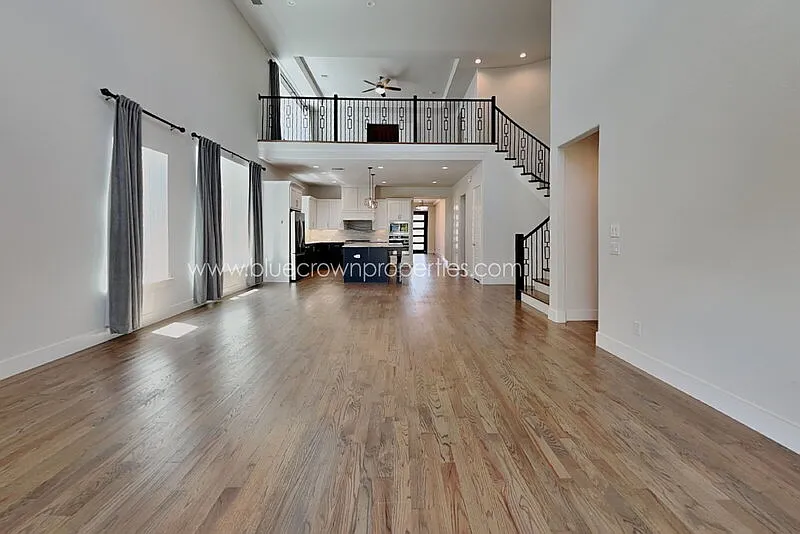 5 bed, 4.0 bath, 4038 sqft, $4,495 — Photo 3