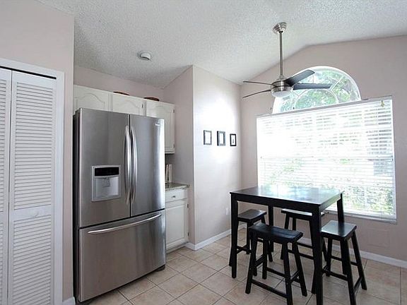 4th image of 2665 Delcrest Dr
