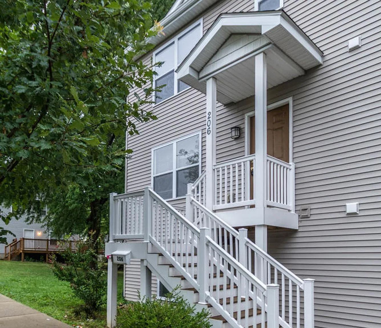 **August 2027** Perfect for 5 Roommates!! 4 Bed, 3 Bath with a Large Deck!! — Photo 3
