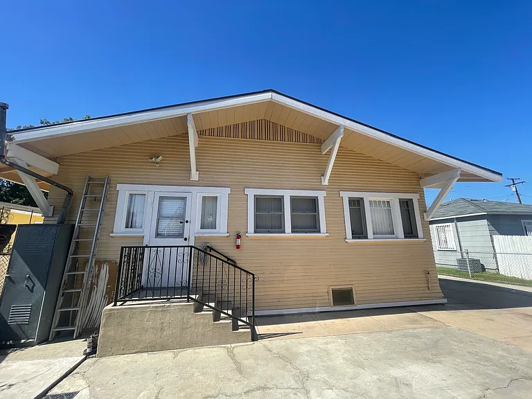 208 S Spruce St — Photo 10