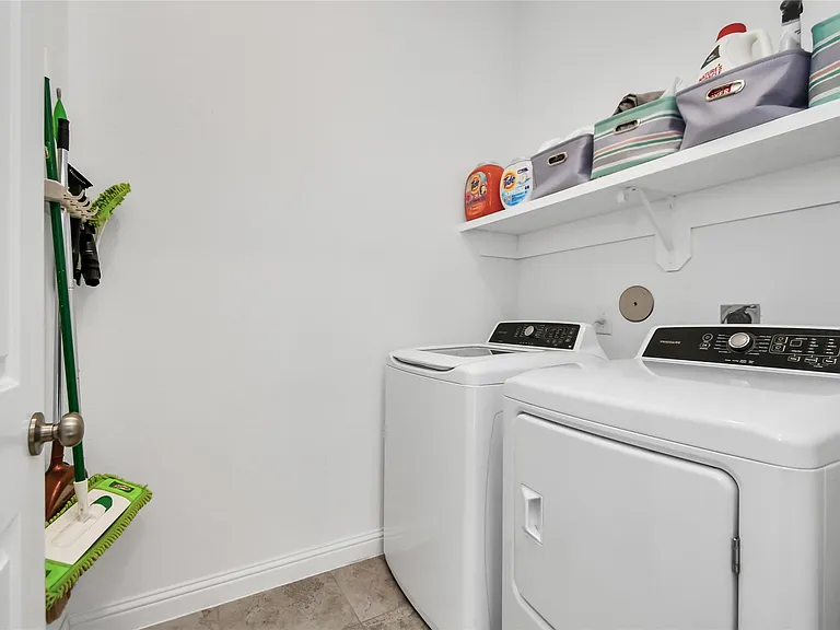 11012 Mikula Dr — Photo 17