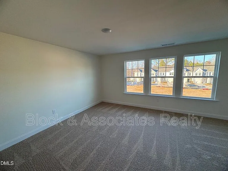 460 La Maison Ave — Photo 8