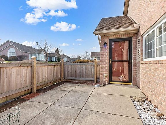 3rd image of 1942 Farmbrook Cir S #7