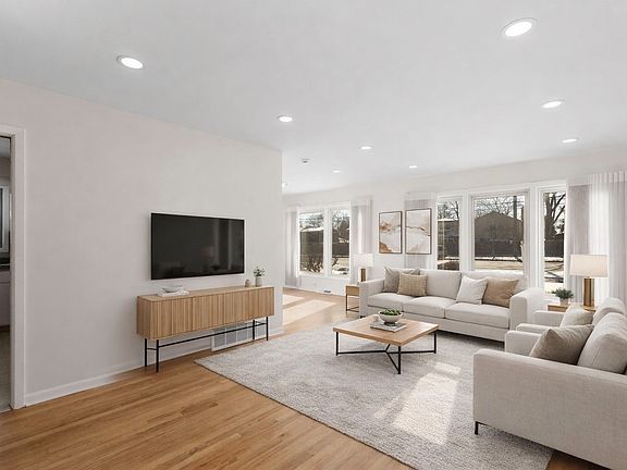 4th image of 1042 W Central Rd