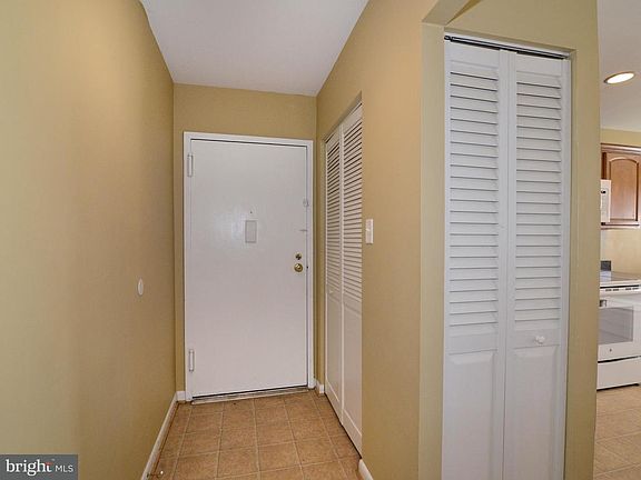 3rd image of 615 Center St APT 203