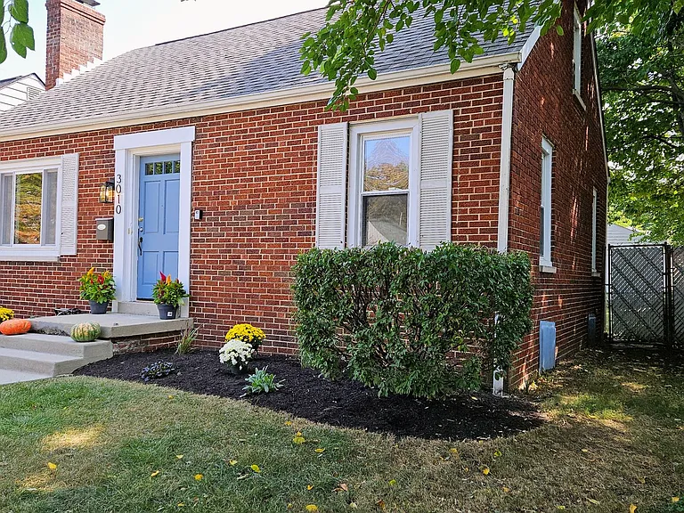 3010 Woodbine Pl — Photo 2