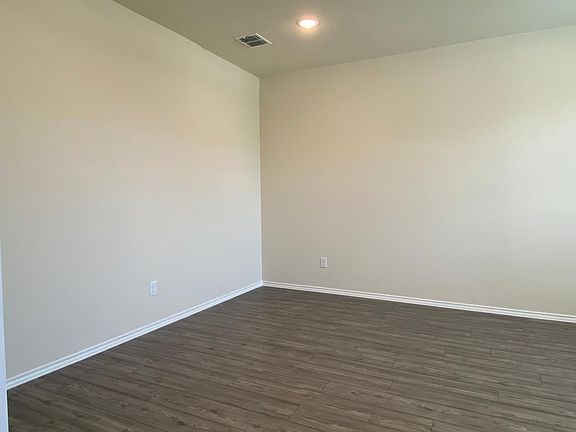 5th image of 901 Egret St