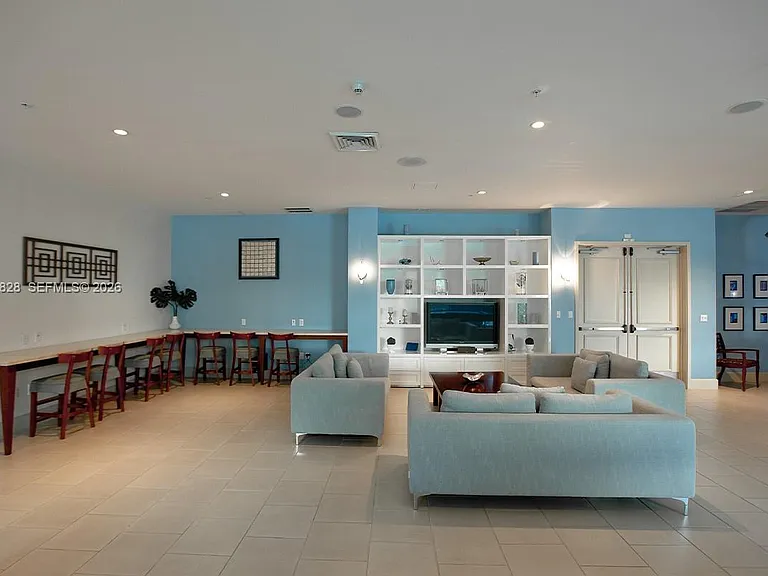 2000 N Bayshore Dr #211 — Photo 22
