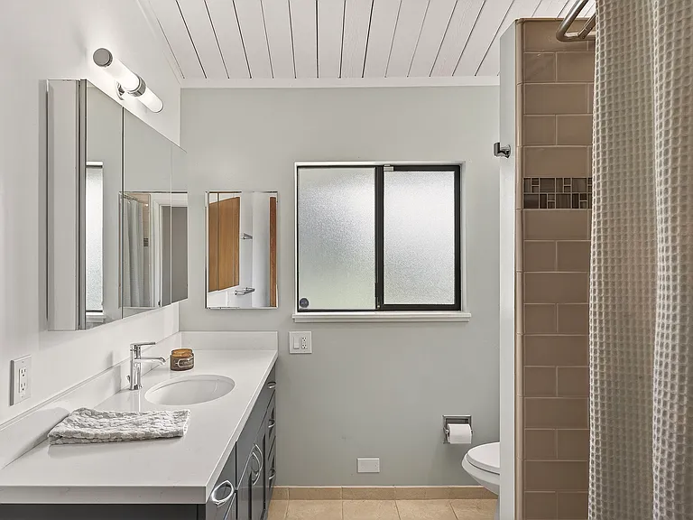 601 Country Club Dr — Photo 3