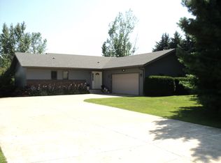 26 Fore Seasons Dr, Grinnell, IA 50112