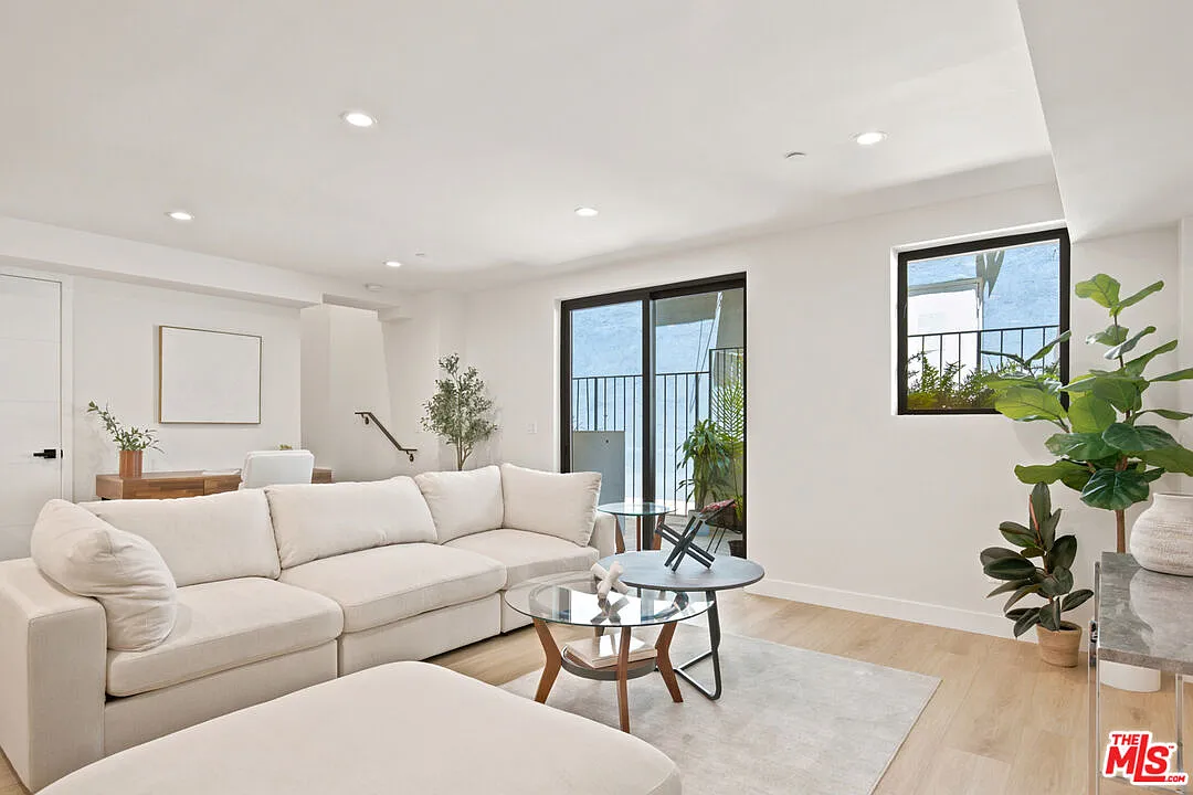 3 bed, 2.5 bath, 1759 sqft, $6,600 — Photo 2