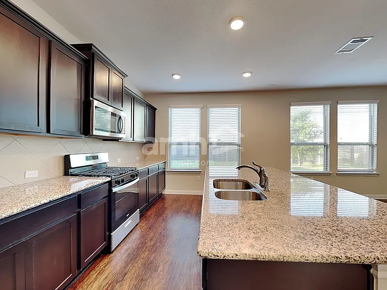 8112 Turnberry Ln — Photo 4