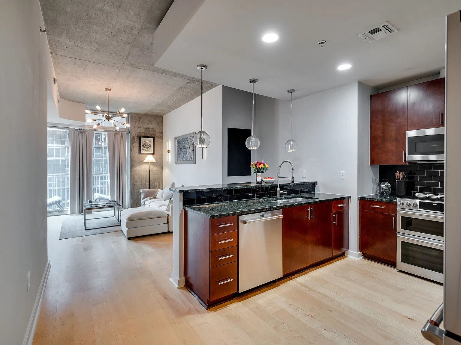 1 bed, 842 sqft, $2,650 — Photo 2