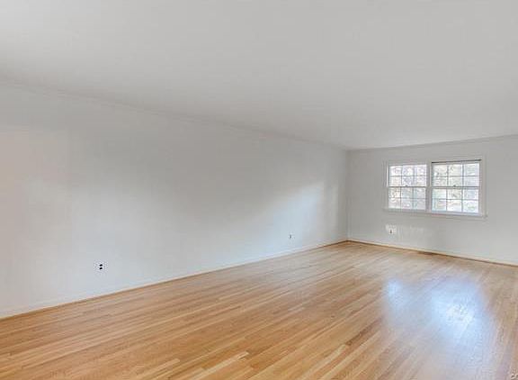 4th image of 9312 Westmoor Dr