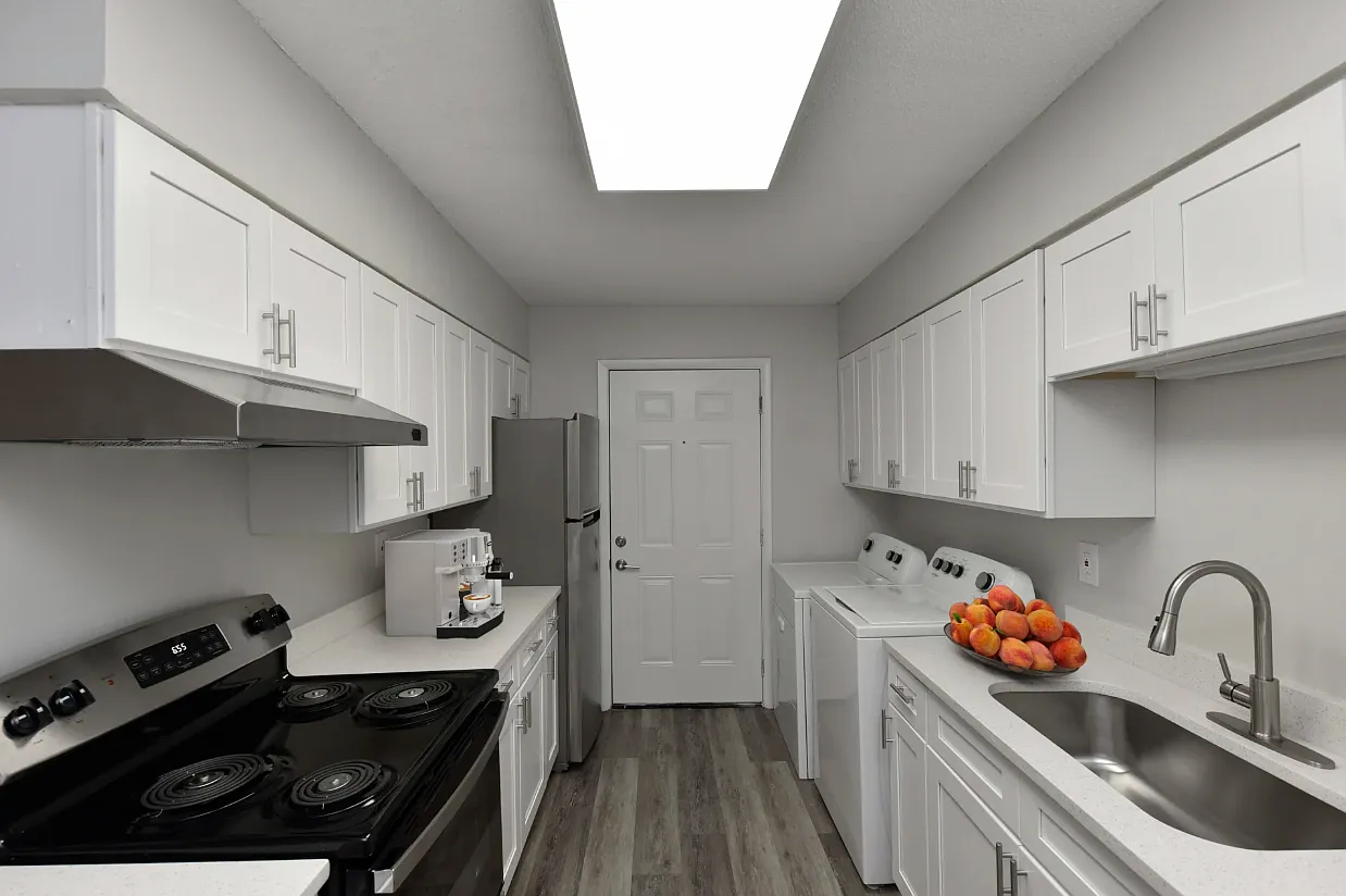 Cedarwood Apartments — Photo 1