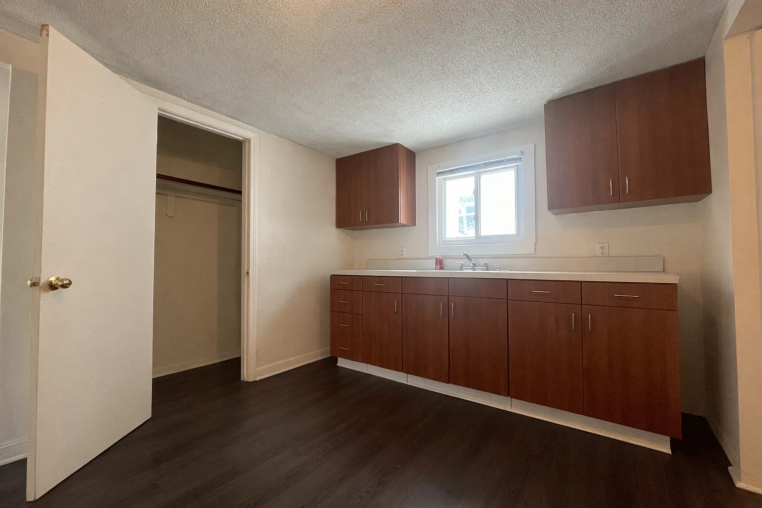3 bed, 1000 sqft, $2,150 — Photo 4