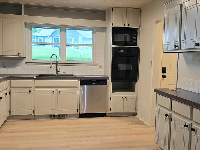 2410 W Driftwood Dr — Photo 2