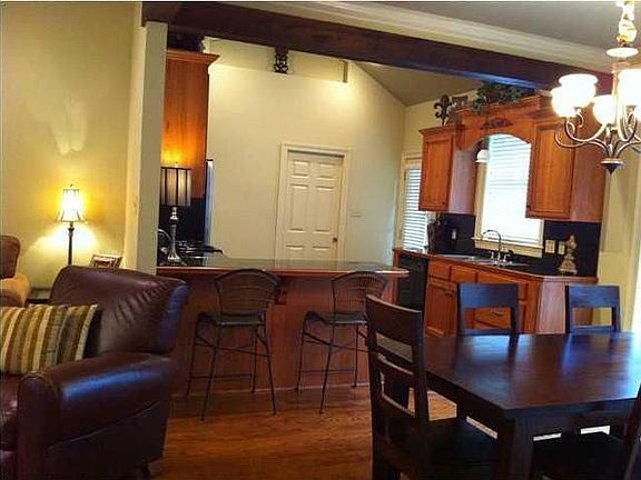 3rd image of 208 Southlake Cir