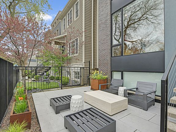2nd image of 3012 N Hoyne Ave