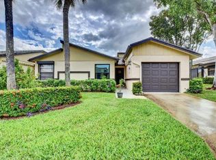 18 Ridgepointe Dr #D, Boynton Beach, FL 33435