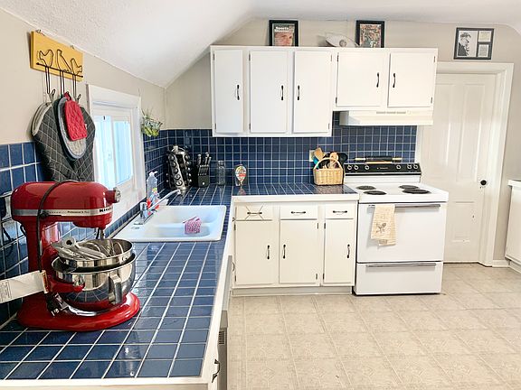 2nd image of 421 N Dewey St #2