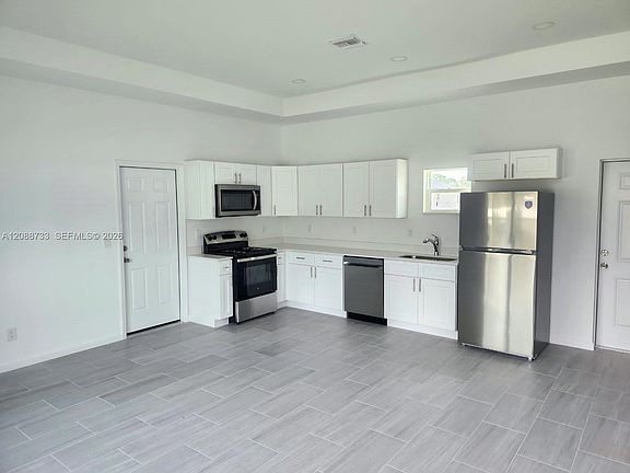 2nd image of 848 Carpenter St E