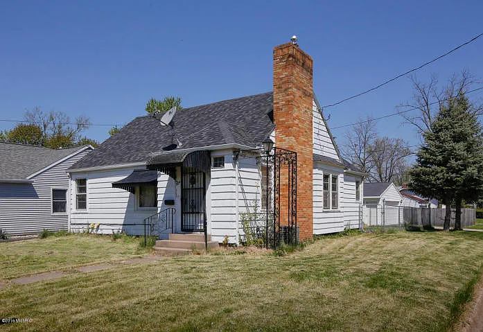 504 Iroquois Ave photo 1