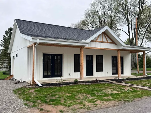 102 S 7th St, Pierceton, IN 46562