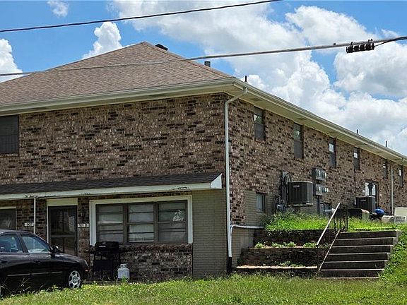 3rd image of 907 W 29th St