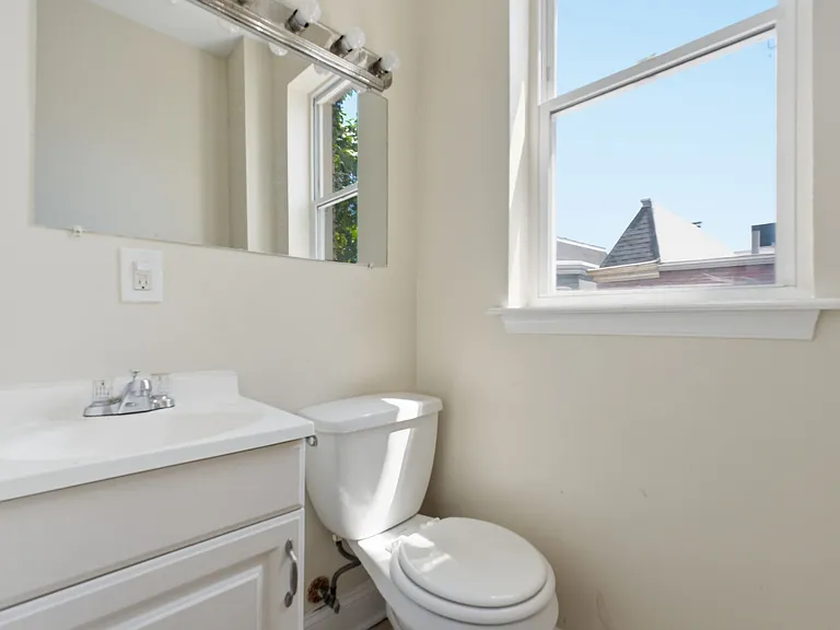 720 Gresham Pl NW — Photo 5