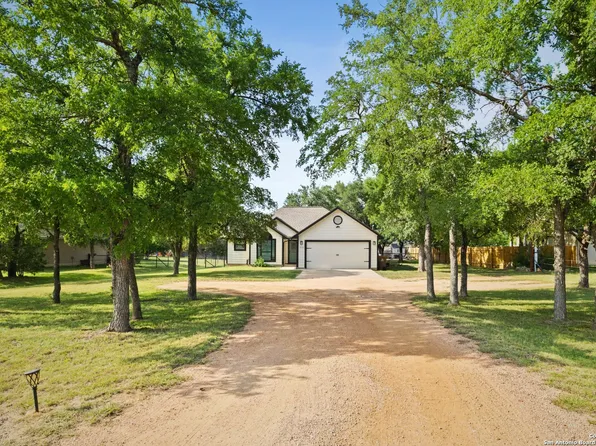 113 E Dawn Dr, Johnson City, TX 78636