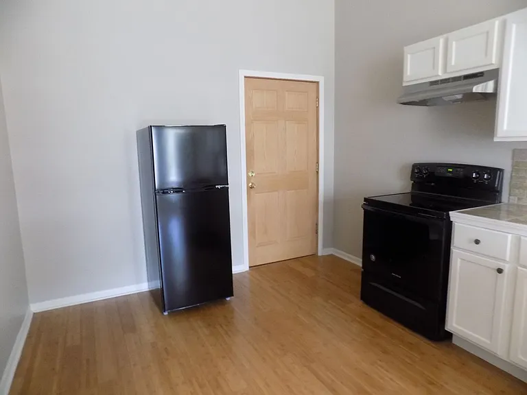 121 W Broadway Ave — Photo 1
