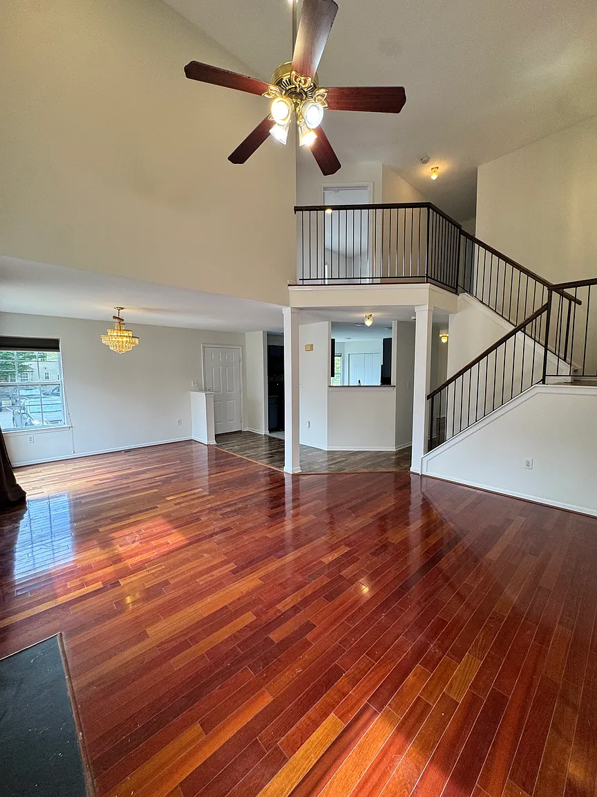 305 Cobblestone Ct photo 1